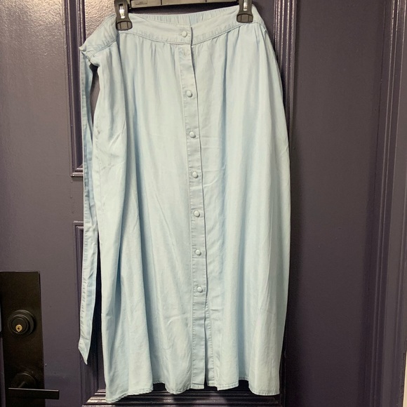 H&M Skirt Midi Button Front High Waisted Lyocell Light Wash Size 20 Waist: 21” - Picture 3 of 6